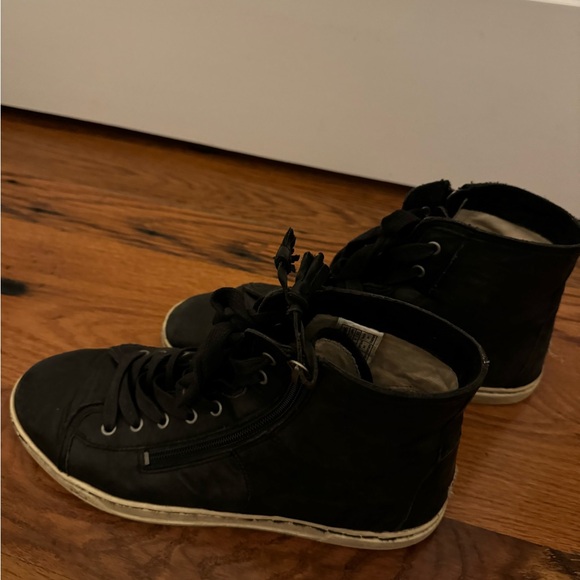 Ugg Leather Sneaker Size 10 - Picture 3 of 4